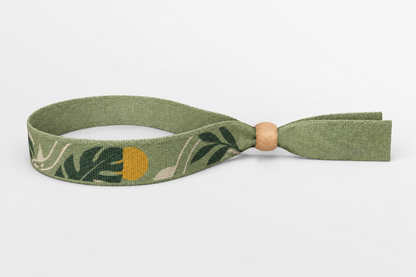 Pulseira de tecido de bambu verde com estampado de folhas e fecho de madeira