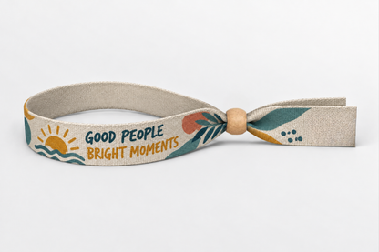 Pulseira de tecido de bambu bege com estampado colorido e fecho de madeira