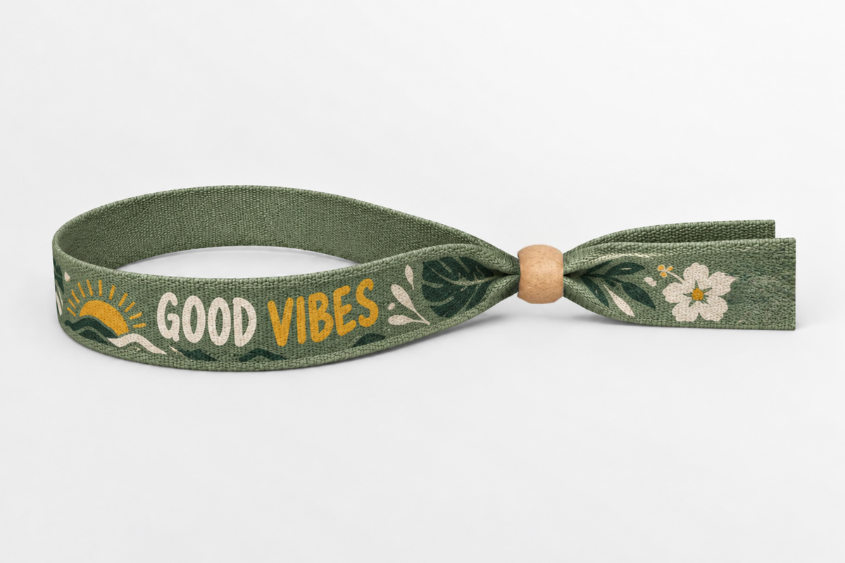 Pulseira de tecido de bambu verde com estampado Good Vibes e fecho de madeira