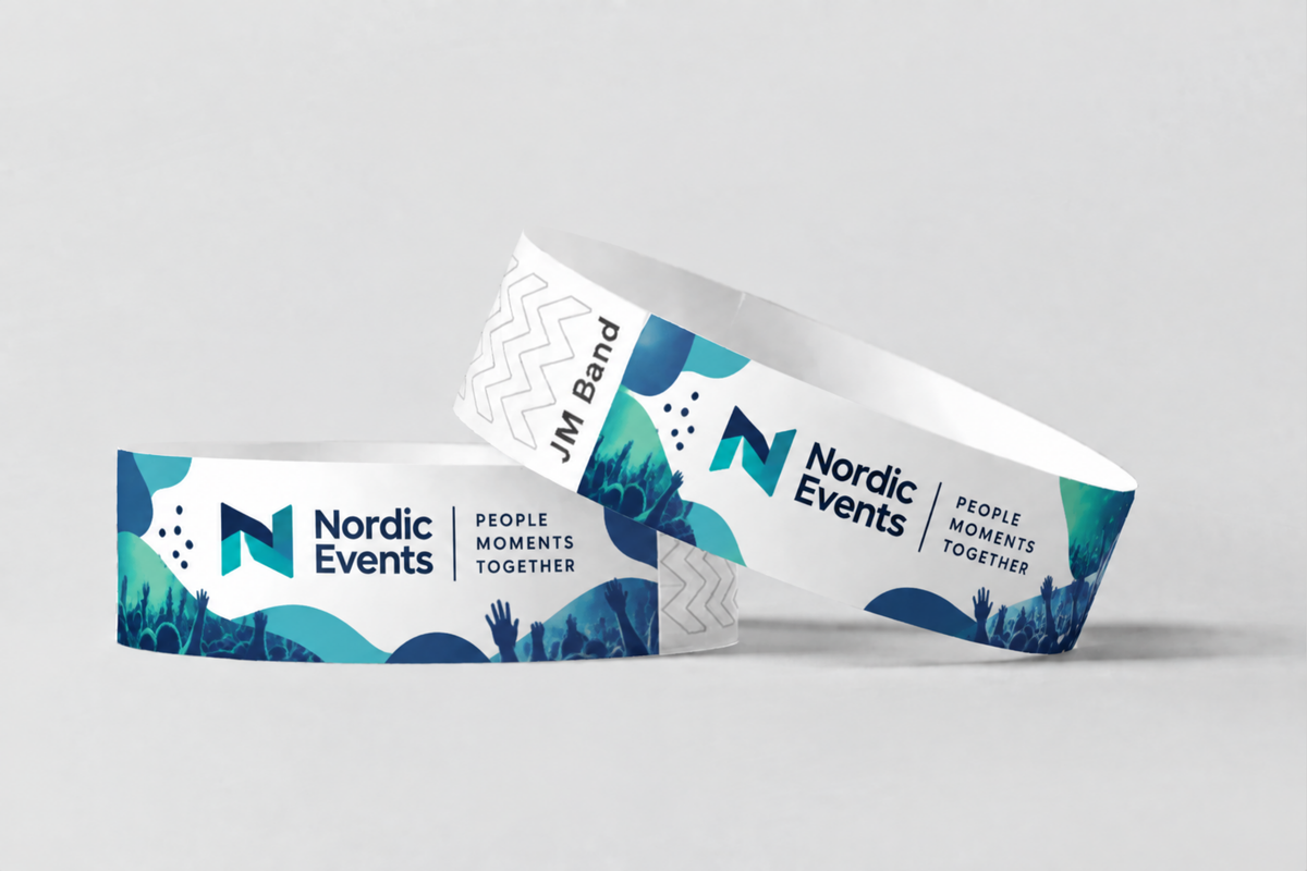 Duas pulseiras de papel com logótipo de evento azul e verde a cores