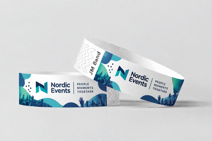 Duas pulseiras de papel com logótipo de evento azul e verde a cores