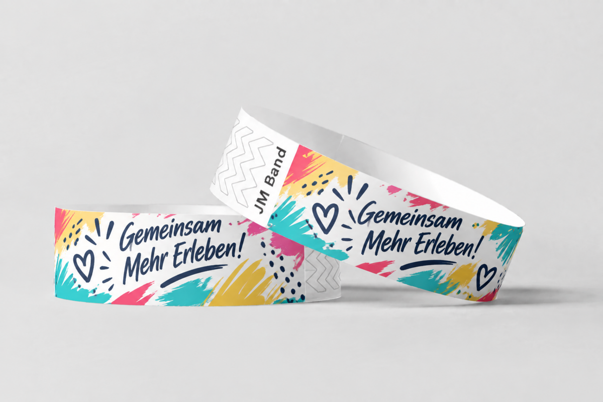 Duas pulseiras de papel com impressão colorida de lettering feito à mão