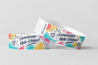 Duas pulseiras de papel com impressão colorida de lettering feito à mão