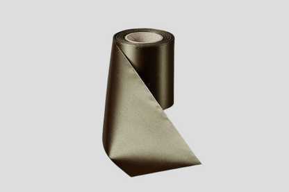 Fita de cetim ecológica em rolo de 100 mm, cor verde musgo, da marca JM Band®.