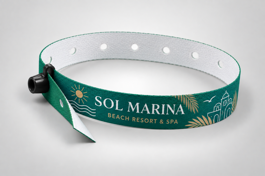 Pulseira de tecido verde com fecho de pressão e logótipo de resort impresso