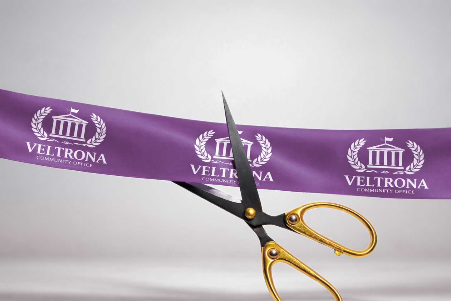 Fita de inauguração em cetim ecológico roxo com estampa personalizada da JM Band®.