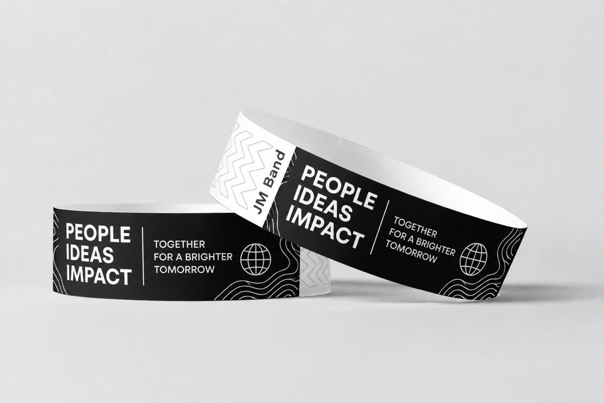 Duas pulseiras de papel pretas com impressão a branco