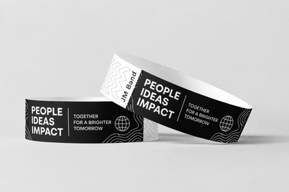 Duas pulseiras de papel pretas com impressão a branco