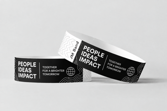 Duas pulseiras de papel pretas com impressão a branco
