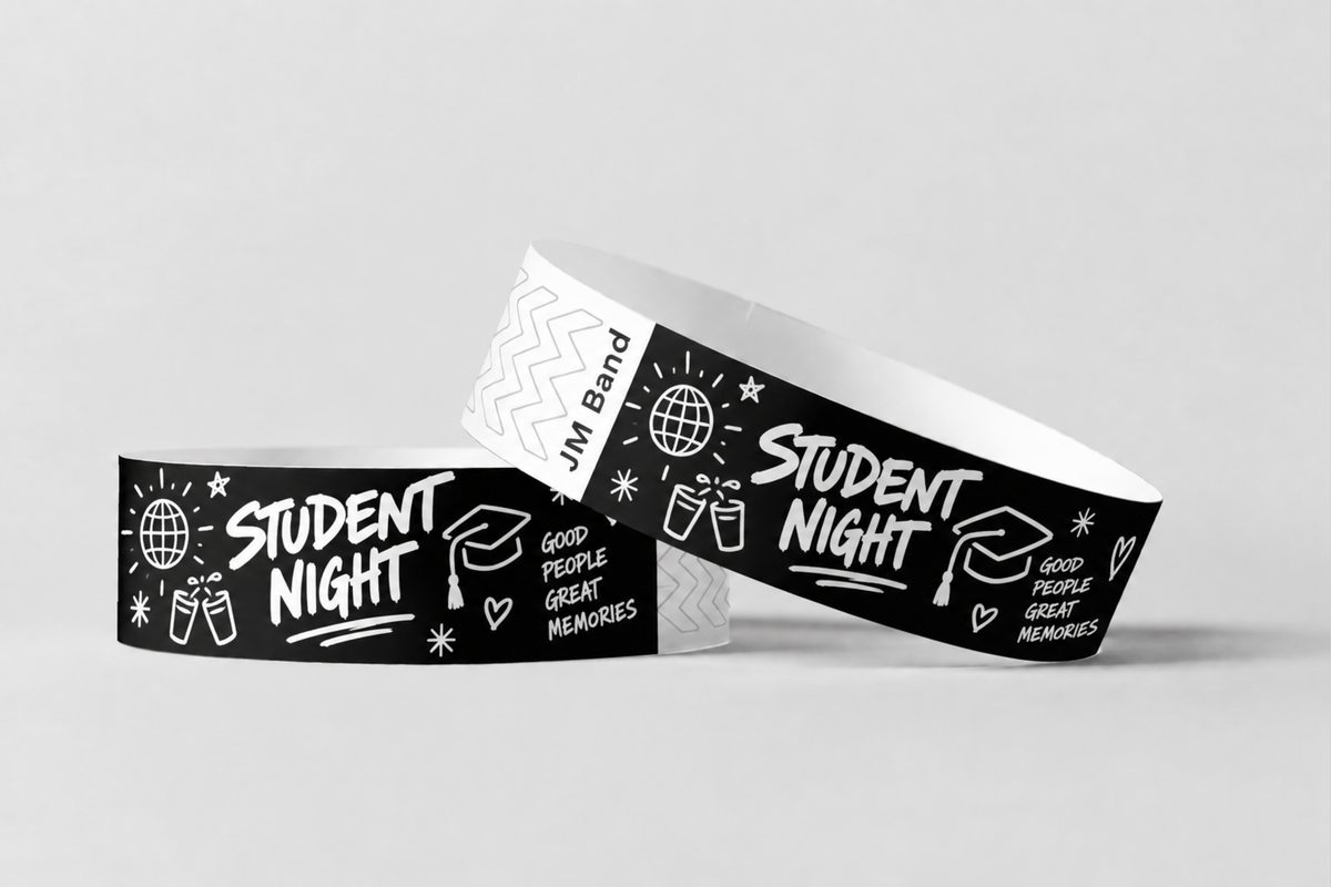Duas pulseiras de papel pretas com impressão a branco para noite académica