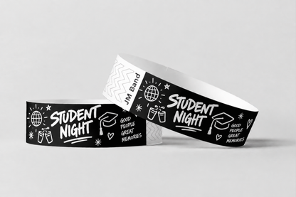 Duas pulseiras de papel pretas com impressão a branco para noite académica