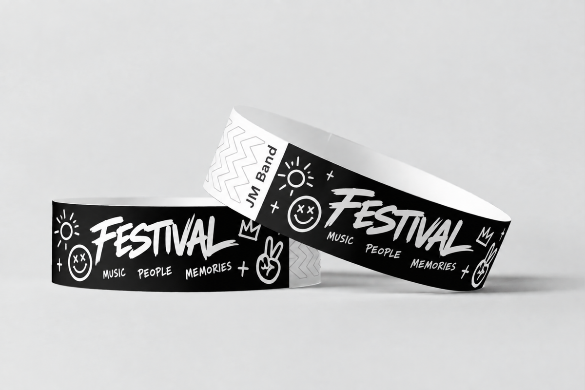Duas pulseiras de papel pretas com impressão de festival a branco