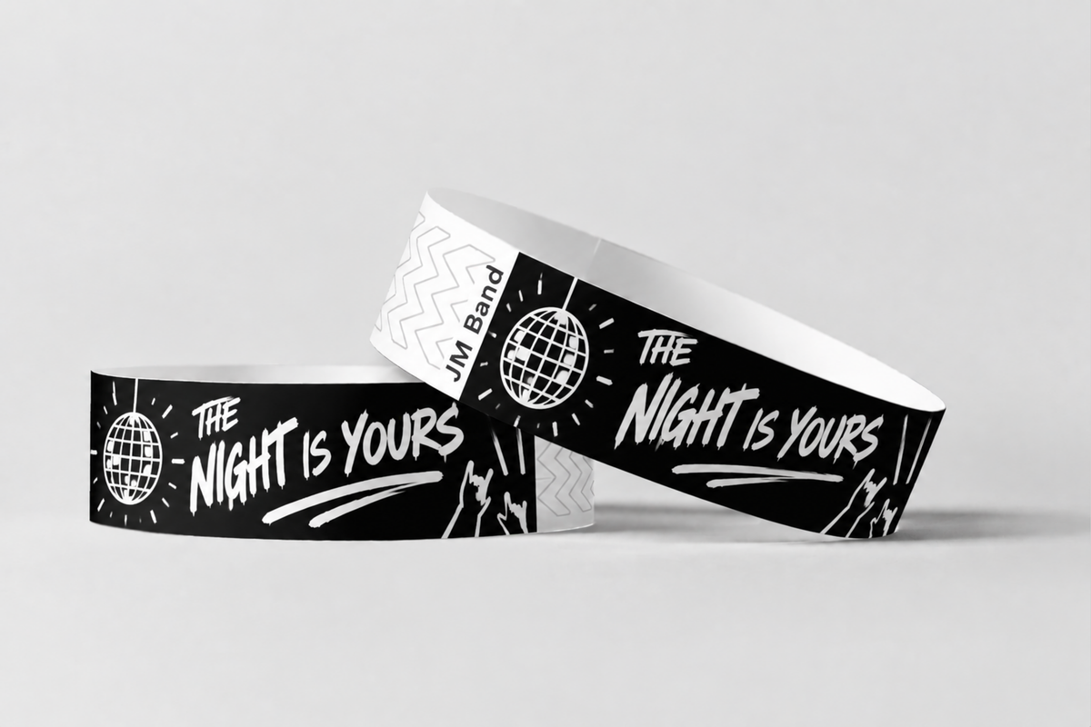 Duas pulseiras de papel pretas com impressão a branco para noite de festa