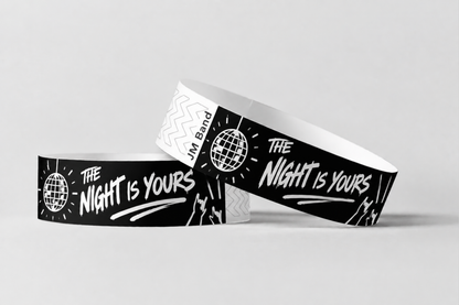 Duas pulseiras de papel pretas com impressão a branco para noite de festa