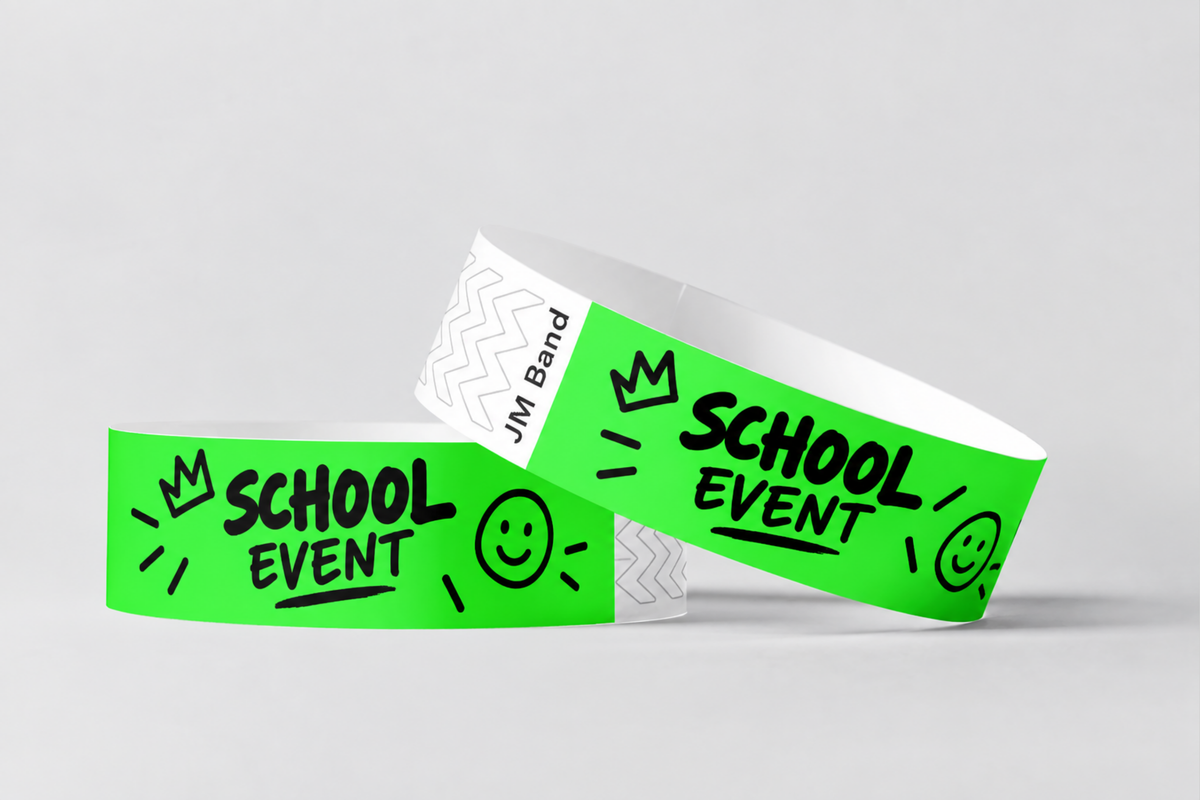 Duas pulseiras de papel verde néon com design de evento escolar impresso