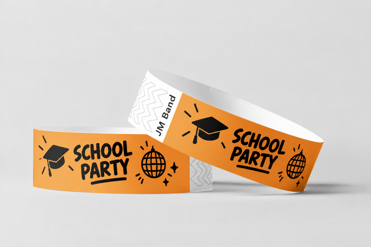 Duas pulseiras de papel laranja com design de festa escolar impresso
