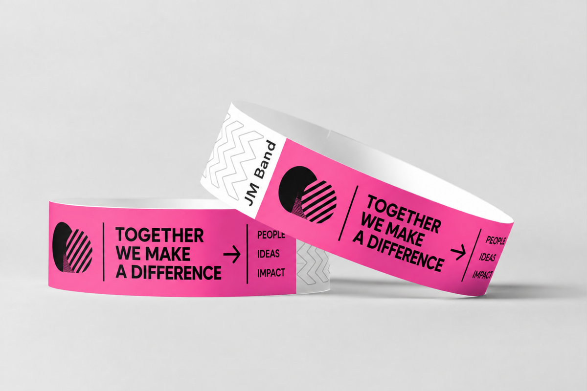 Duas pulseiras de papel cor-de-rosa com texto de evento impresso a preto