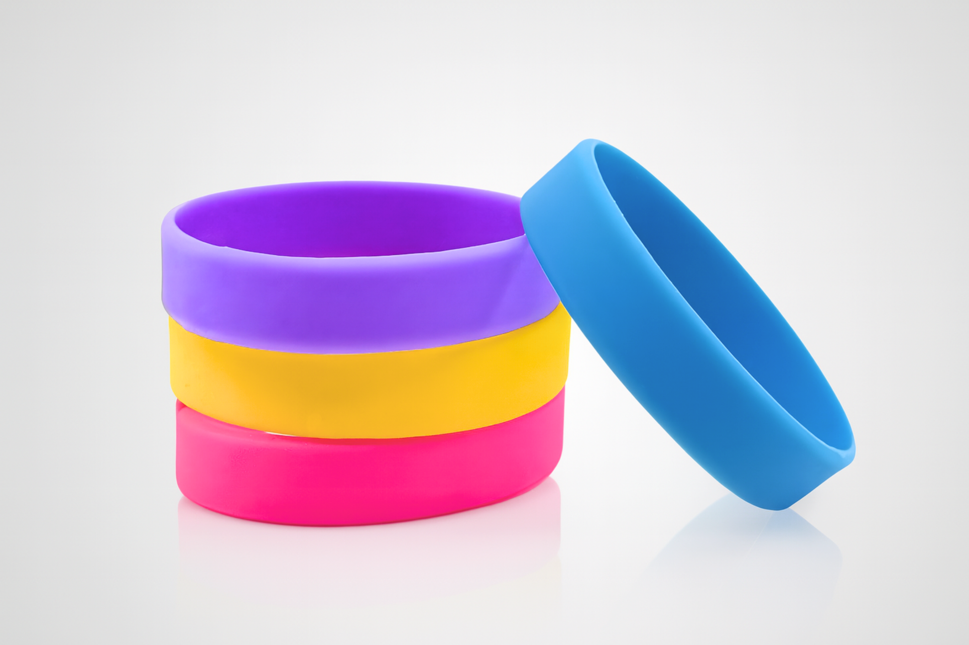 Conjunto de pulseiras de silicone coloridas sem estampa para crianças.