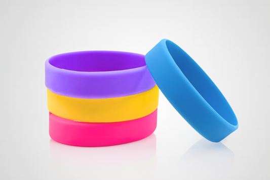 Conjunto de pulseiras de silicone coloridas sem estampa para crianças.
