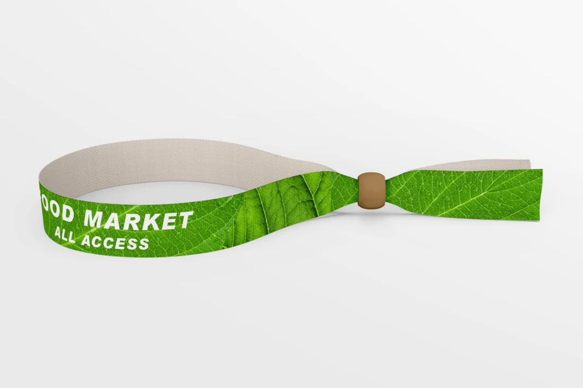 Pulseira de tecido rPET verde com estampado de folhas e fecho de madeira