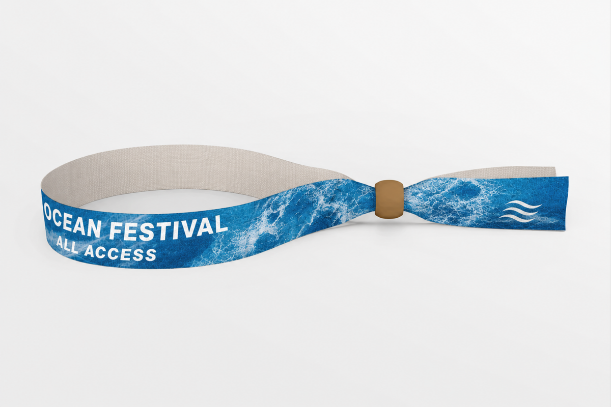 Pulseira de tecido rPET azul com estampado de ondas e fecho de madeira