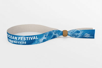 Pulseira de tecido rPET azul com estampado de ondas e fecho de madeira