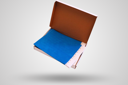 Foto de uma caixa com 1000 pulseiras de papel lisas da JM Band®. Compre pulseiras de papel na cor azul-escura aqui.