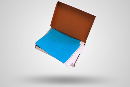 Foto de uma caixa com 1000 pulseiras de papel lisas da JM Band®. Compre pulseiras de papel na cor azul aqui.